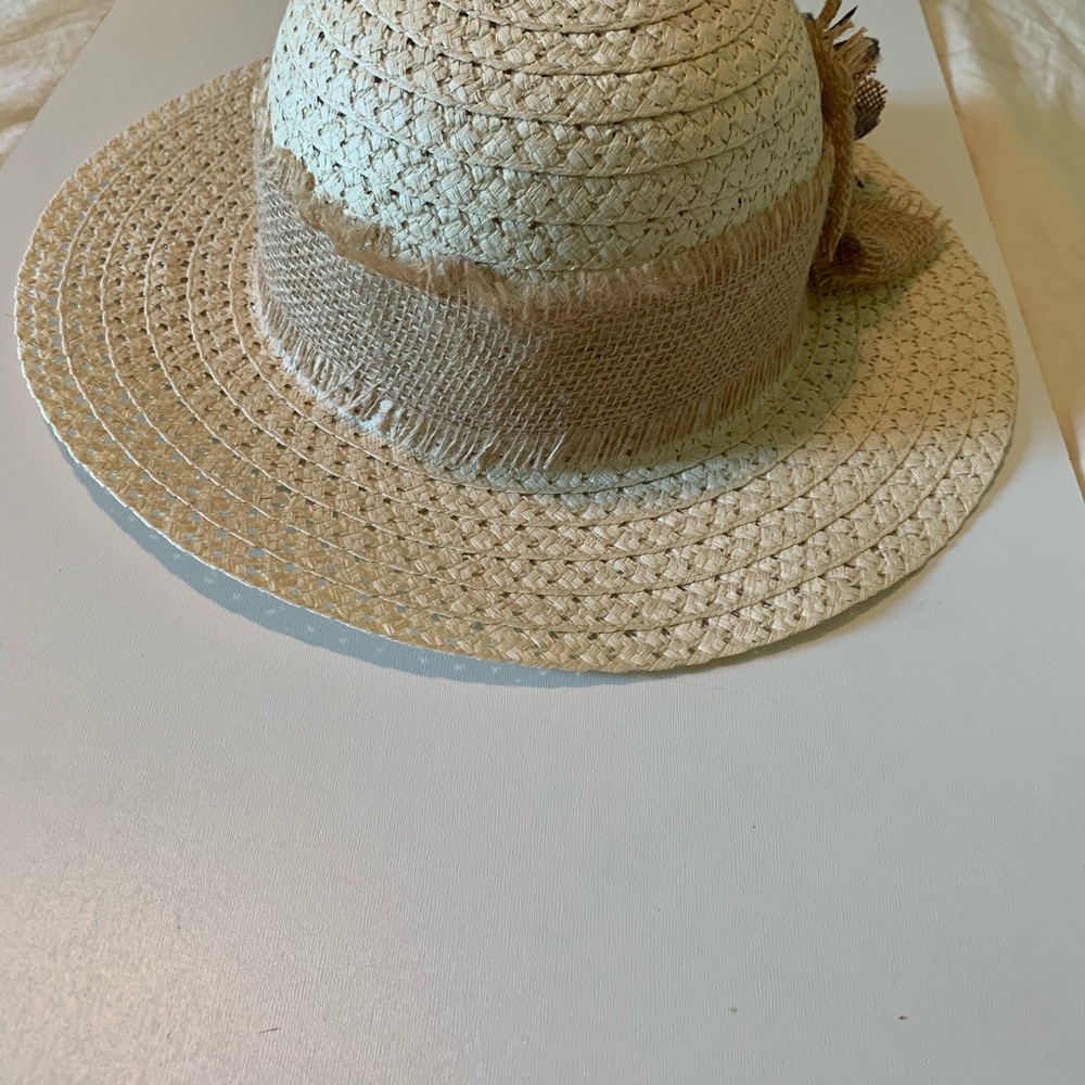 Beautiful hat - Picture 3 of 4